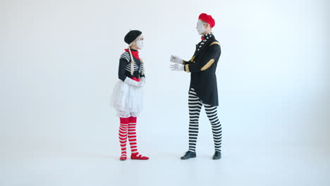 mime couple in romantic scene