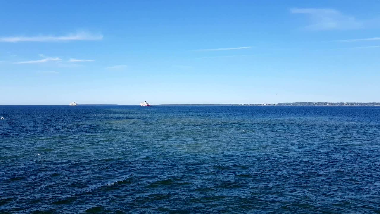 바다와 하늘의 구름의 풍경. 바다 위의 은 날씨에 구름과 함께 파란 하늘.