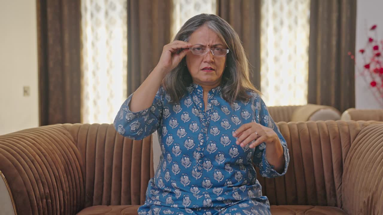 mujer india de edad que sufre de pérdida de visión ocular