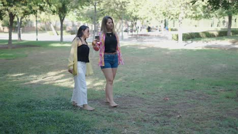 dos mujeres caminando en un parque