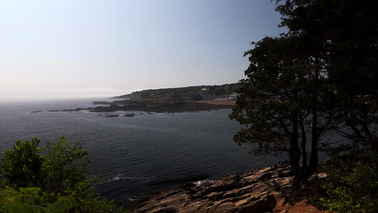 Plano de estabelecimento de uma baía oceânica com Ogunquit, Maine ao fundo.