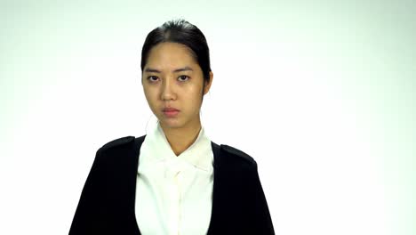 젊은 아시아 20대 여성은 화장을 하지 않고 검은색으로 감싼 머리나 검은 정장을 입은 신선한 얼굴 표정으로 바이러스 클립 캐스팅에 대한 흰색 배경에 대한 분노를 표현합니다.