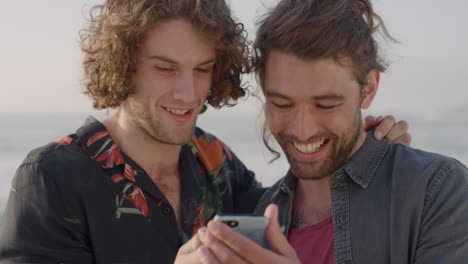 retrato de una joven pareja homosexual viendo un teléfono inteligente riendo disfrutando de las vacaciones de verano viajando juntos en una cálida playa soleada gente real serie