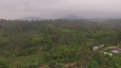 Hermoso-Paisaje-Que-Muestra-El-Campo-Ecuatoriano-Con-Montañas-Nubladas-En-La-Distancia