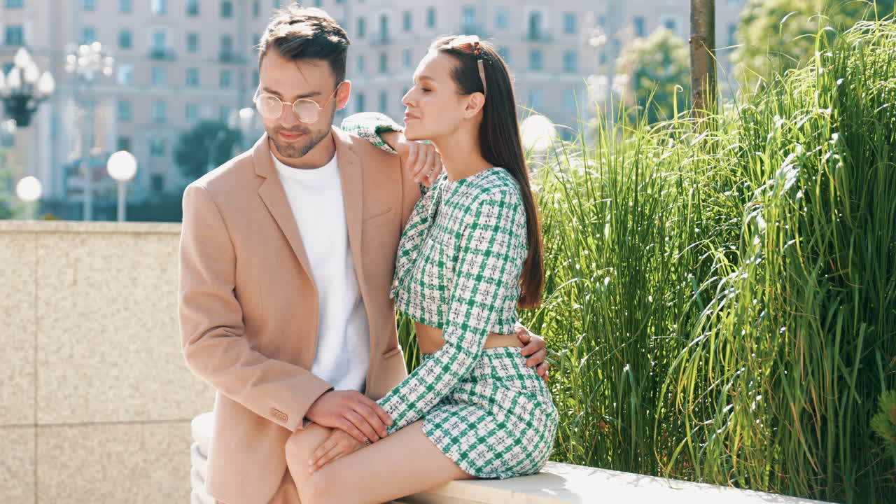 스타일리시 한 커플 야외