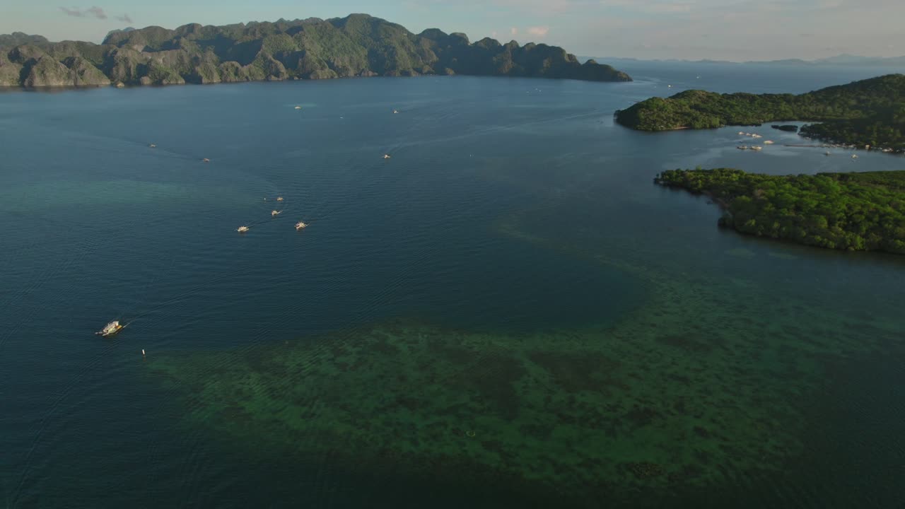 aérea - costa de filipinas, barcos navegan a través de aguas claras