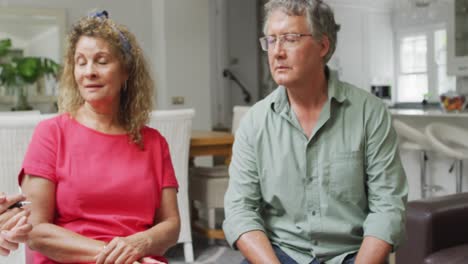 animación de diversas mujeres y hombres mayores que se reúnen en el grupo de apoyo