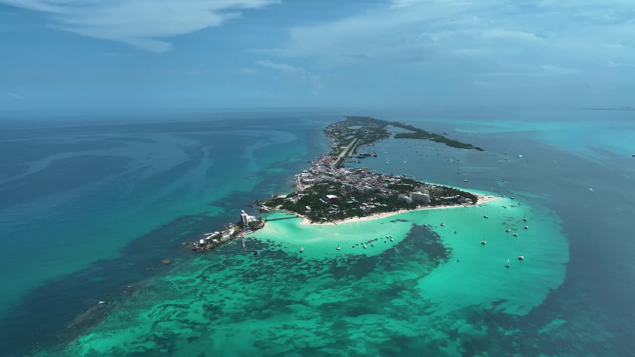 vista aérea alrededor de isla mujeres isla paraíso, en la soleada quintana roo, méxico - órbita, disparo de drones
