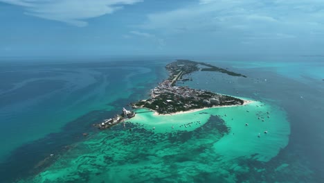 vista aérea alrededor de isla mujeres isla paraíso, en la soleada quintana roo, méxico - órbita, disparo de drones