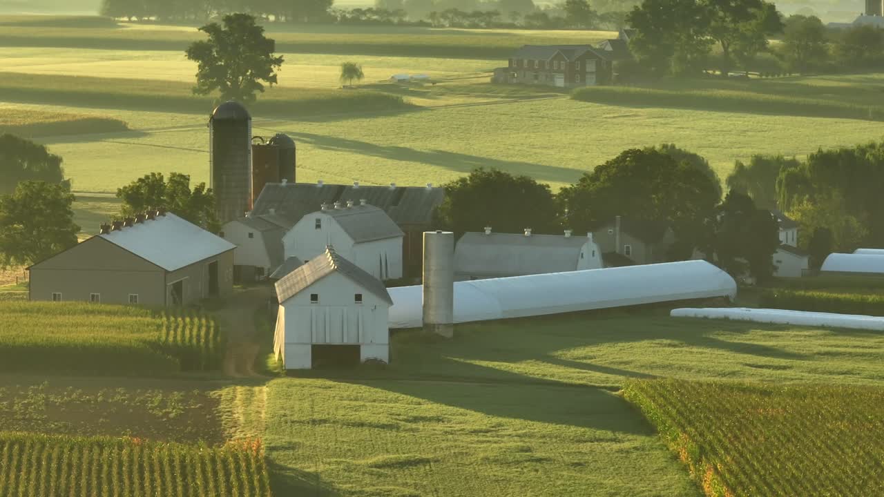 американская ферма во время восхода солнца в сельской местности сша