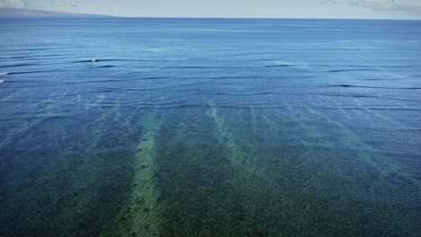 Excellent-Aerial-Shot-Of-The-Clear-Blue-Waters-Of-The-Reef-In-Molokai,-Hawaii