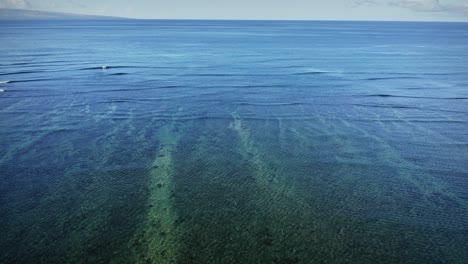 excelente toma aérea de las claras aguas azules del arrecife en molokai, hawaii