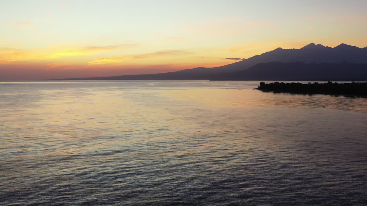 filipinas, panorama aéreo de las islas en el océano en la puesta de sol púrpura