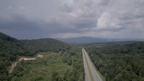 Hiperlapso-De-Tiempo-Aéreo-De-La-Interestatal-40-Entre-Las-Colinas-Del-Oeste-De-Carolina-Del-Norte