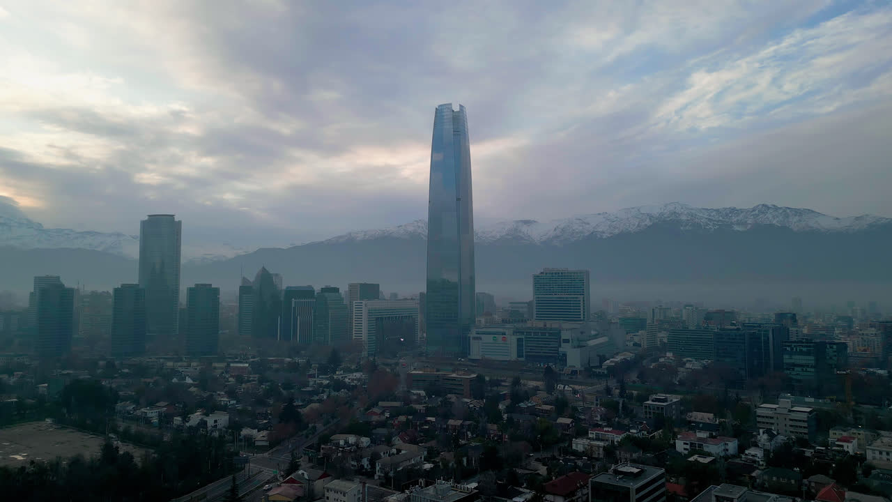 Providencia Drone in volo mattutino Santiago Cile