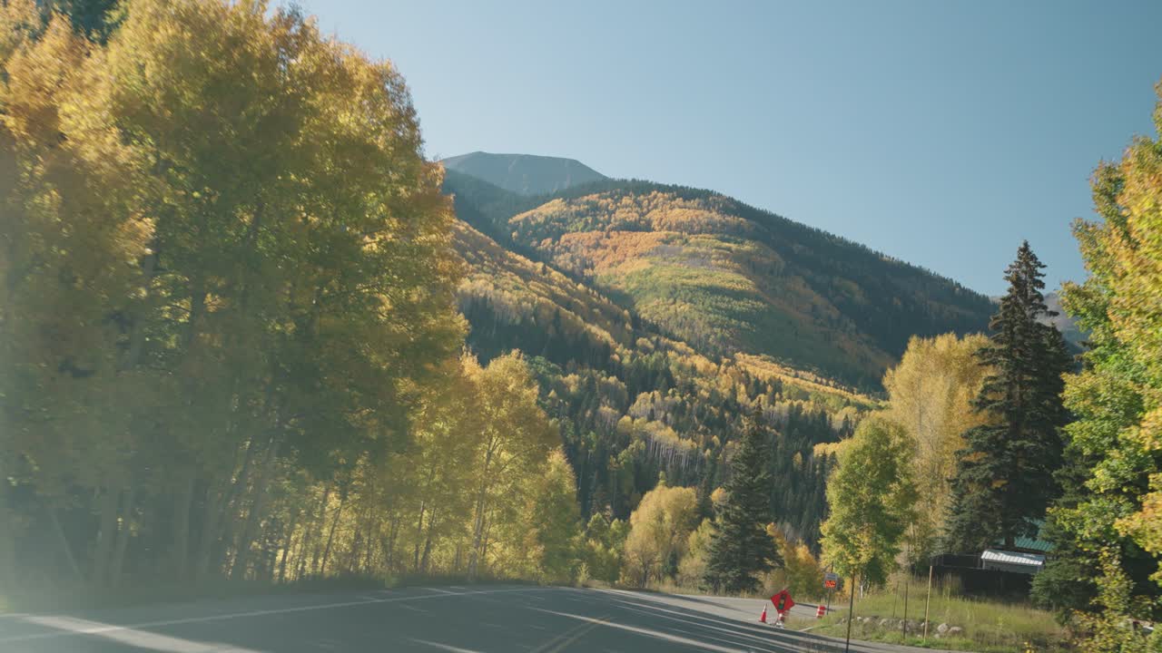 panorámico camino de montaña en otoño