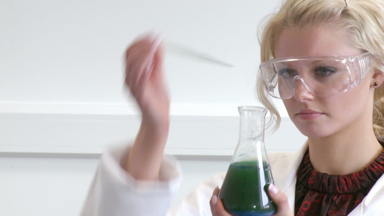 mujer mirando productos químicos