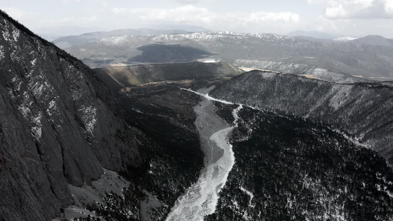 antena: histórico valle del lecho del río glaciar en yulong, jade dragon mountain china