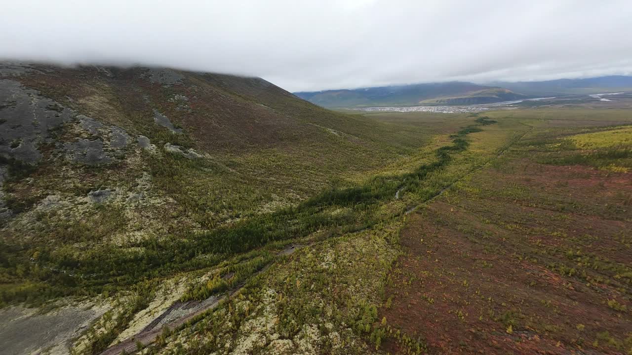 sea testigo del impresionante desierto de yakutia mientras un dron navega a través de vastas llanuras y escarpadas montañas, revelando la belleza intacta de esta remota región.