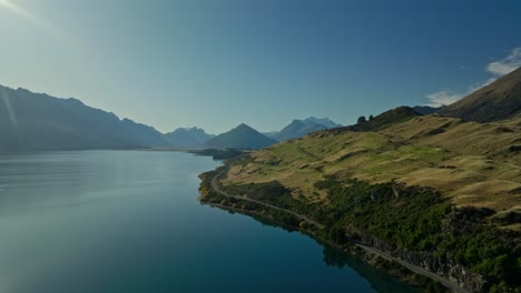 Lake-Wakatipu-Mit-Malerischer-Uferstraße-In-Richtung-Glenorchy,-Neuseeländische-Landschaft