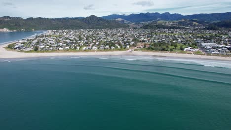 la pintoresca playa de whangamata en coromandel, nueva zelanda - tomada desde un avión no tripulado