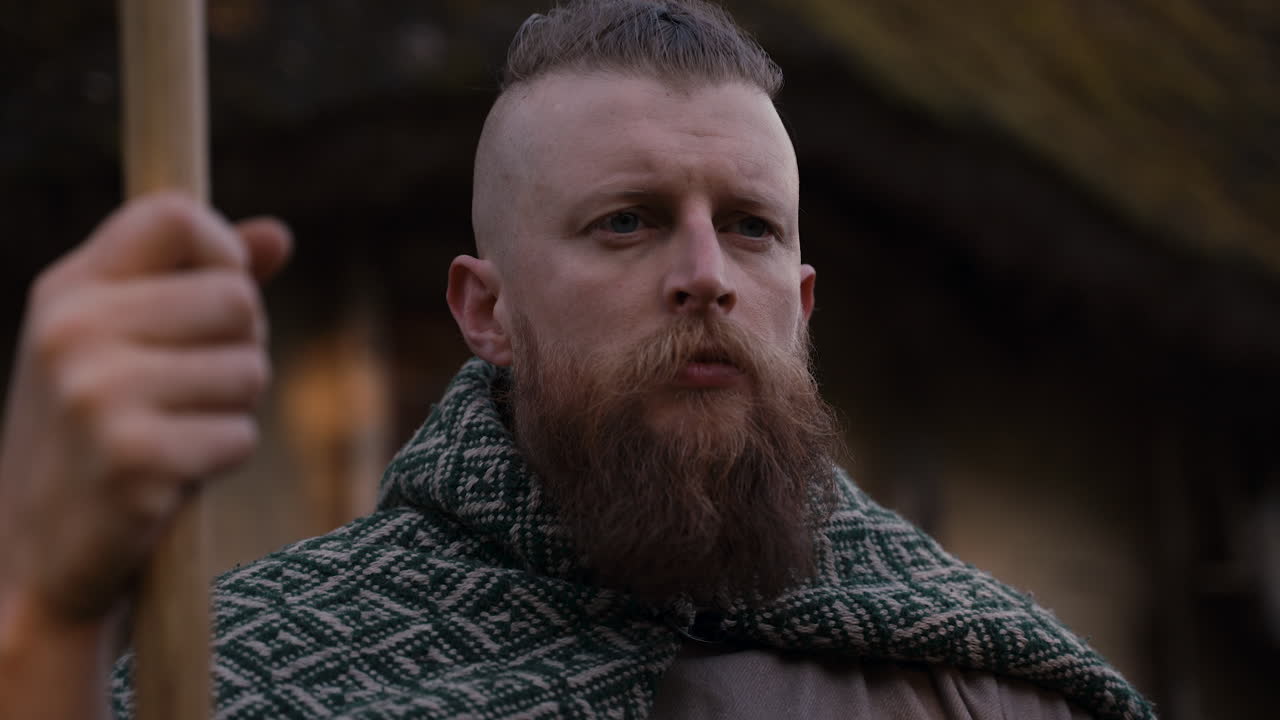 retrato de un guerrero vikingo