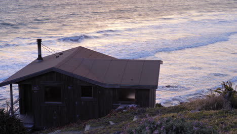 edificio ubicado en rock point en stinson beach california