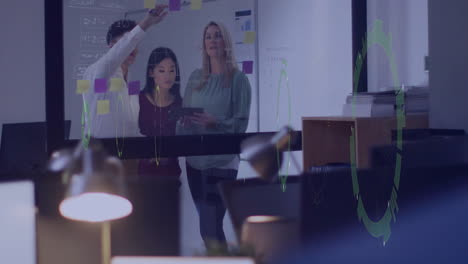 equipo que colabora en un proyecto con animación de visualización de datos en el entorno de la oficina