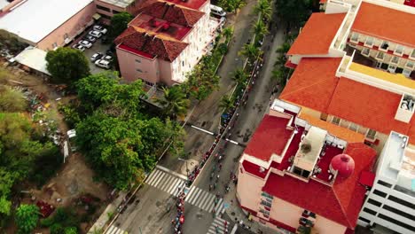 Atletas-En-Bicicleta-En-La-Copa-Mundial-De-Triatlón-En-Las-Calles-De-Huatulco