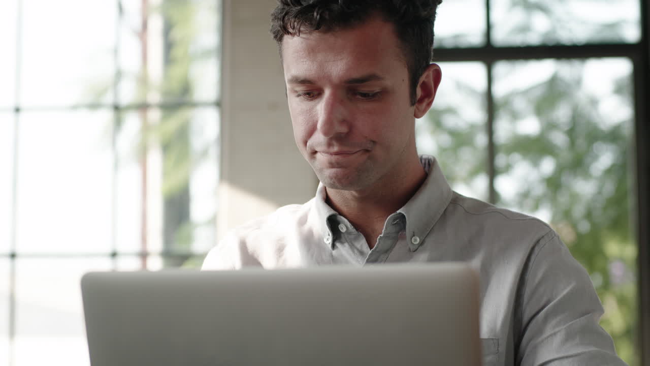hombre trabajando en una computadora portátil