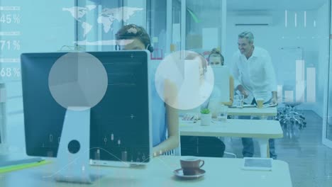 animación del procesamiento de datos financieros sobre personas de negocios que trabajan en la oficina
