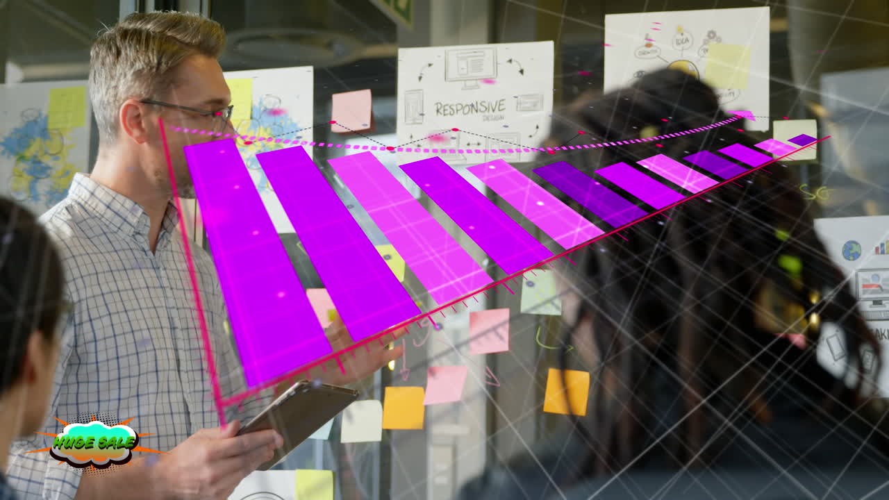 animación de gráficos sobre diversos hombres de negocios con tableta explicando ideas de proyectos a los compañeros de trabajo