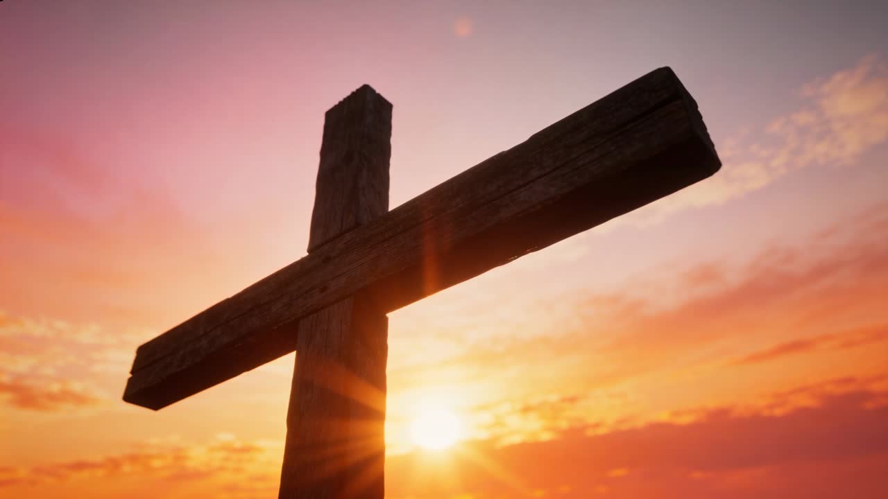 Croce di legno usurata in piedi su un'altura mentre il sole tramonta vicino all'orizzonte, nuvole che si spostano e bagliore dell'obiettivo pulsante.