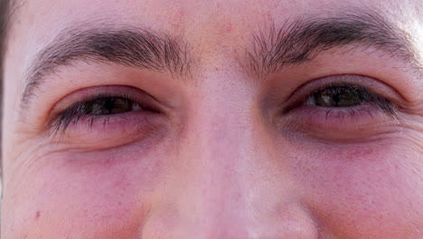 ojos, visión y retrato de un hombre con óptica