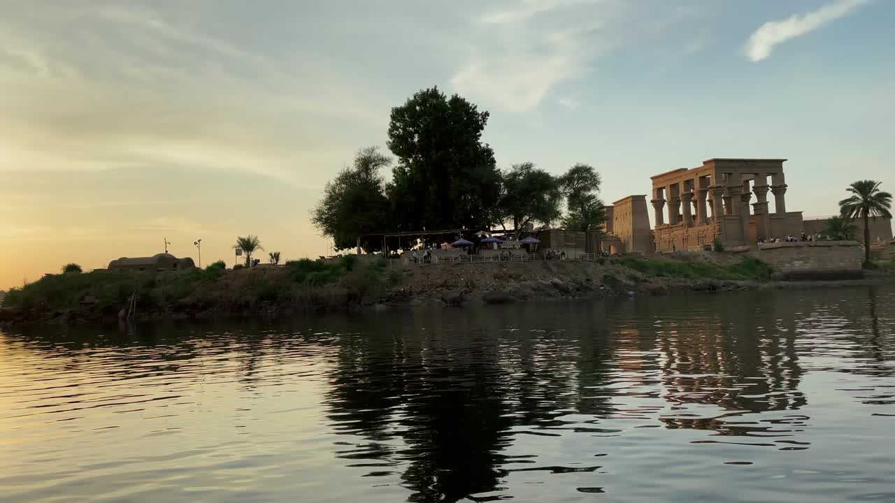 el templo más hermoso de philae a la luz del atardecer el hermoso templo de philae y los edificios grecorromanos se ven desde el río nilo un templo dedicado a isis, diosa del amor asuán egipcio