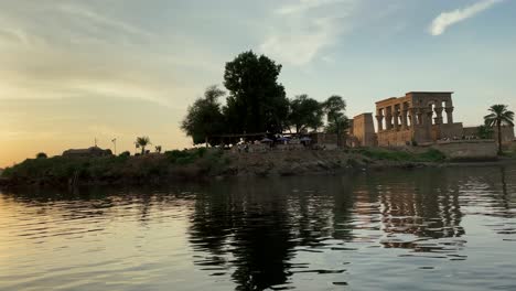 Schönster-Philae-Tempel-Bei-Sonnenuntergang-Licht-Der-Schöne-Philae-Tempel-Und-Die-Griechisch-römischen-Gebäude-Sind-Vom-Nil-Aus-Zu-Sehen