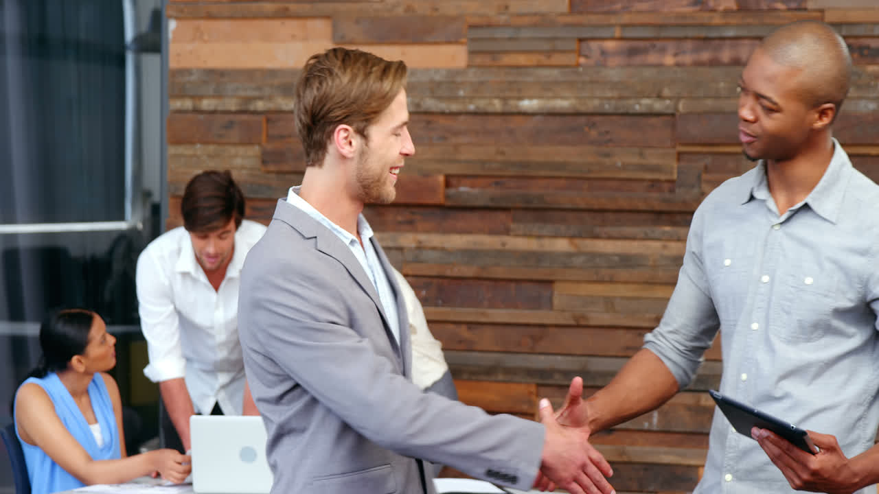 grupo de ejecutivos empresariales que trabajan en la oficina