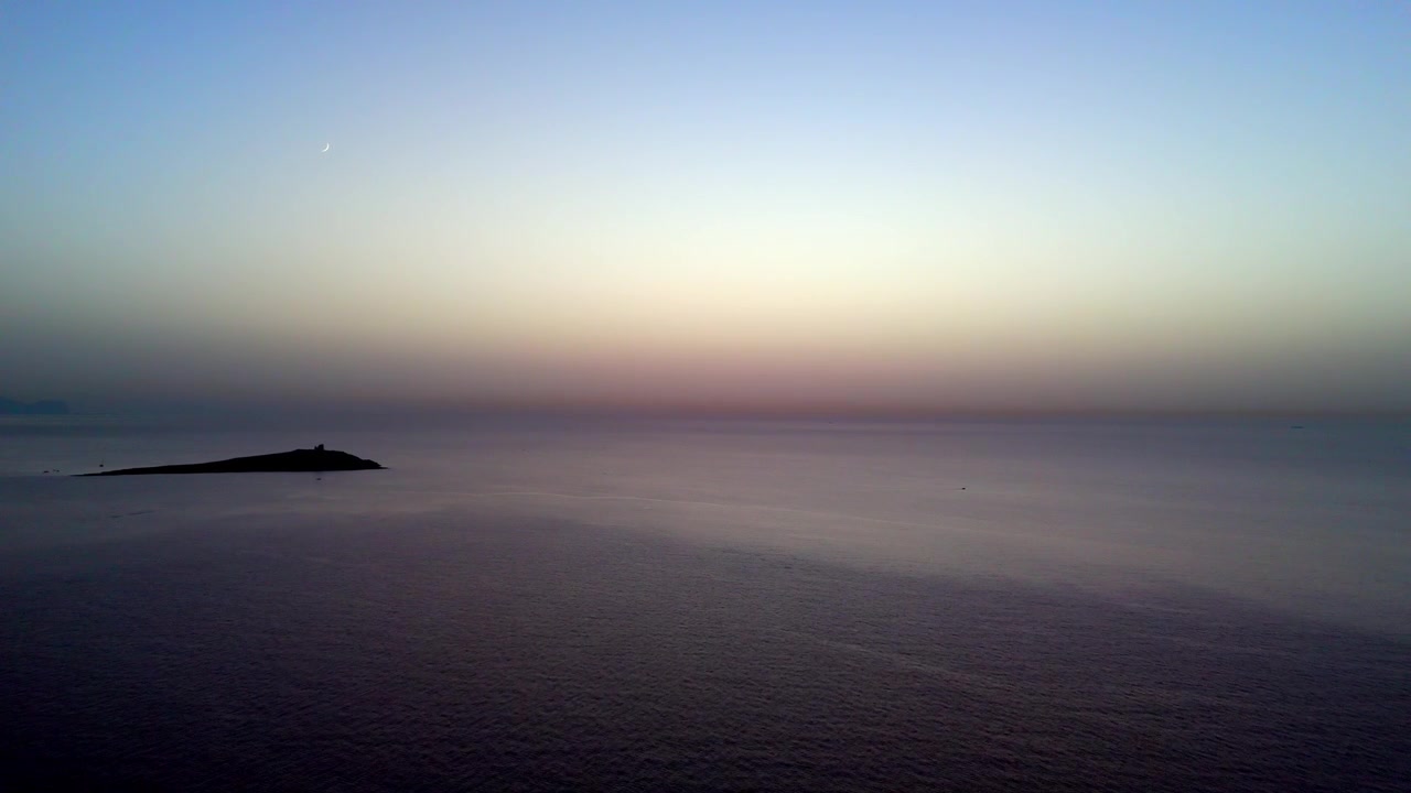 Pemandangan udara senja minimalis Isola delle Femmine terlihat dari Sferracavallo, Palermo. Lanskap jam biru yang tenang melintasi Mediterania Italia.