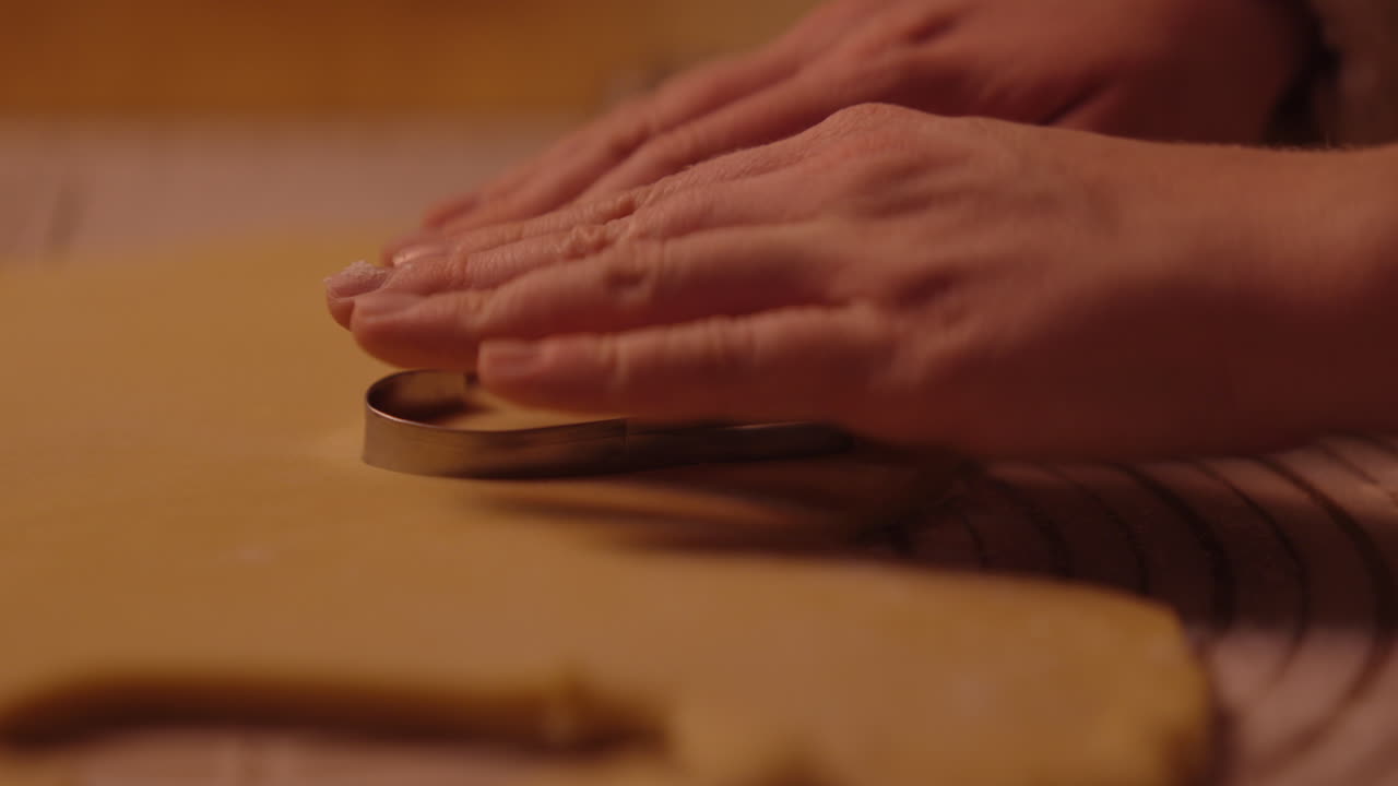 mujer haciendo galletas