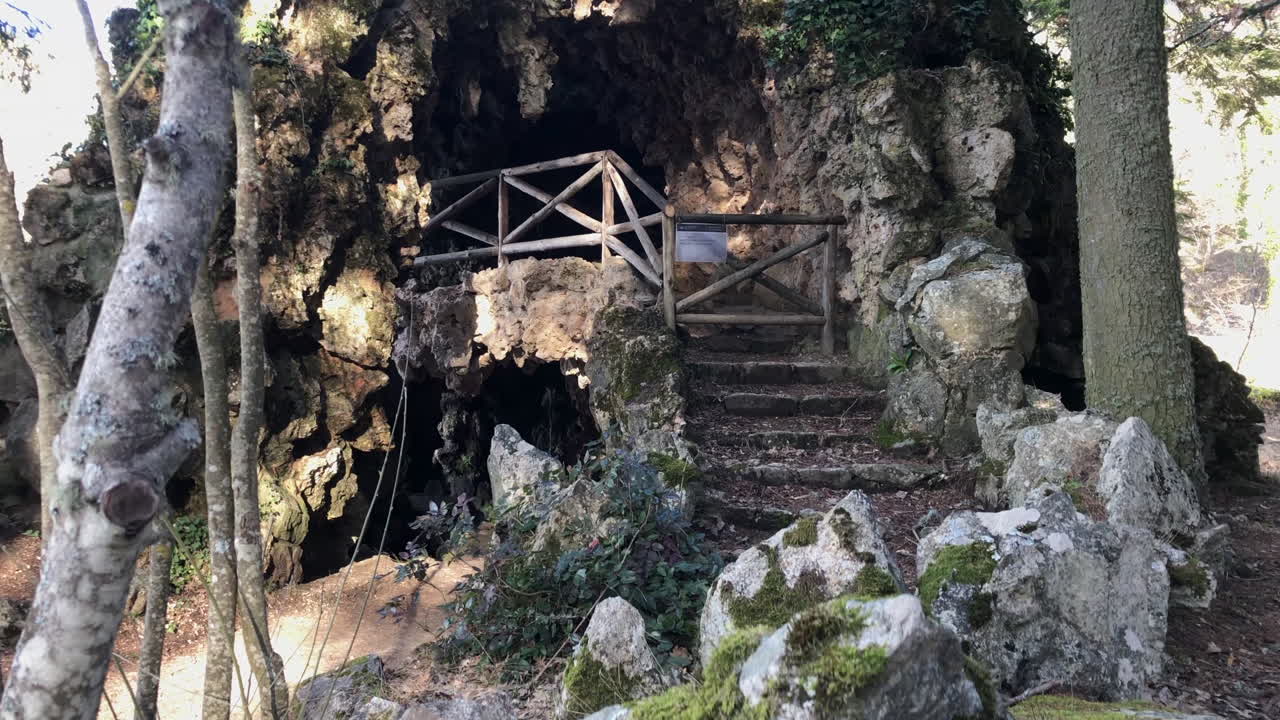 cueva con una mini cascada