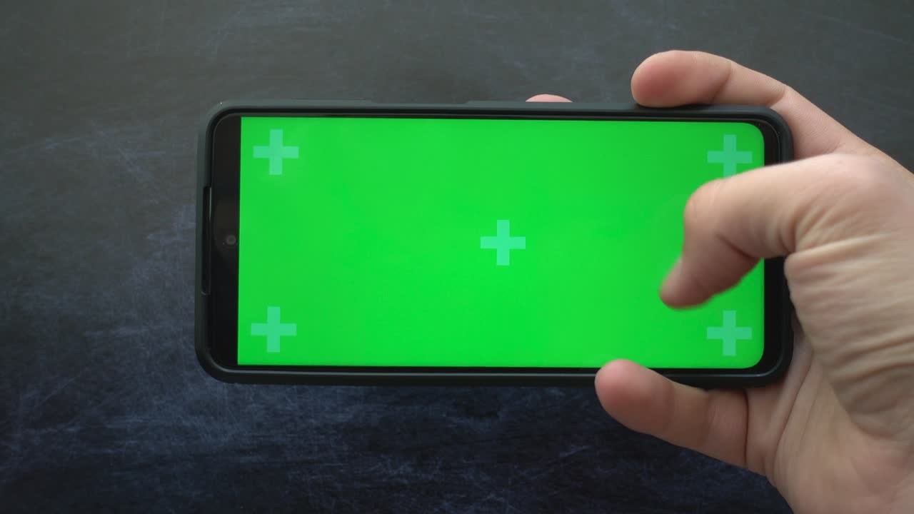 현대적인 스마트폰을 사용하는 젊은 남성: 텍스트와 디자인을 위한 공간이 있는 녹색 화면 휴대전화; 모바일 앱 광고