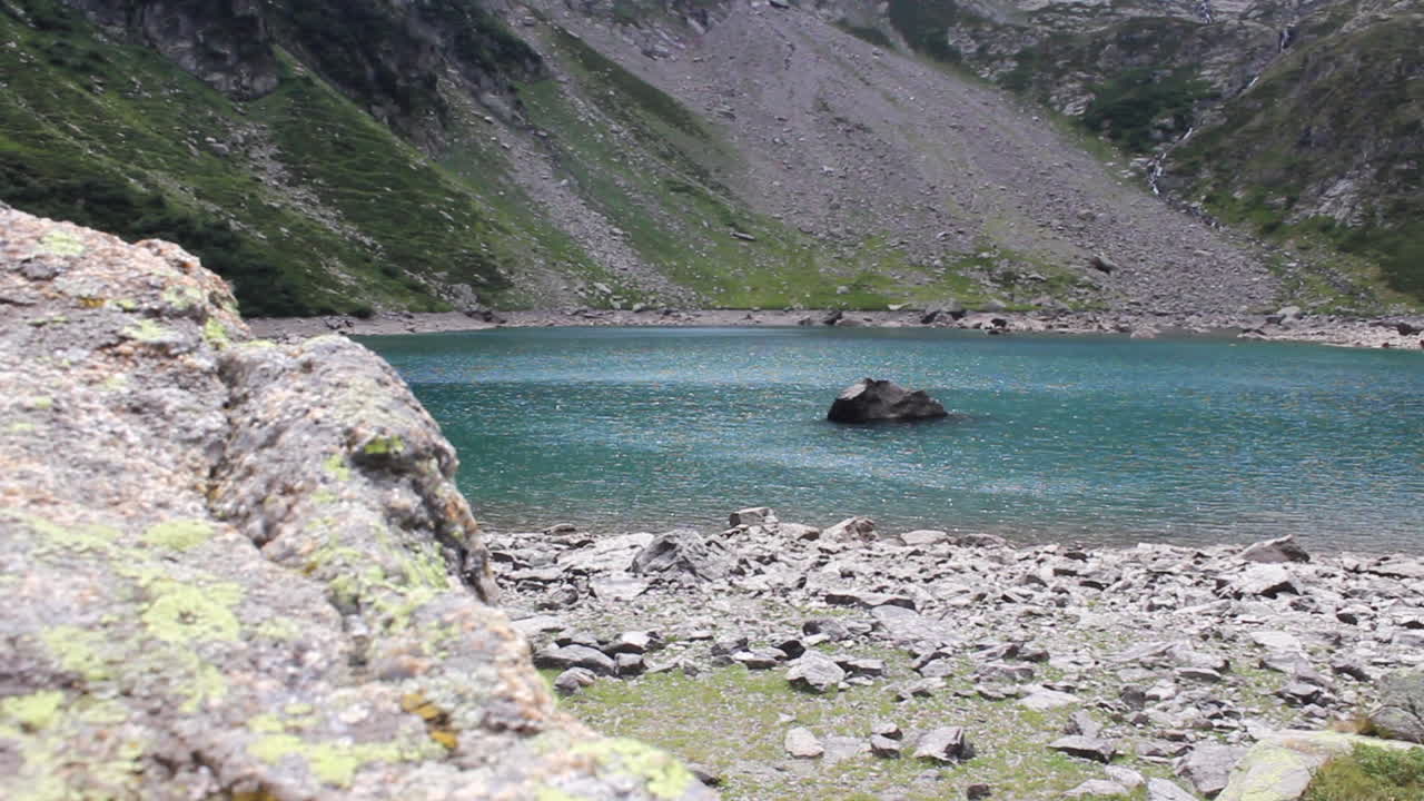 전망 앞에 큰 바위가 있는 푸른 잔잔한 호수