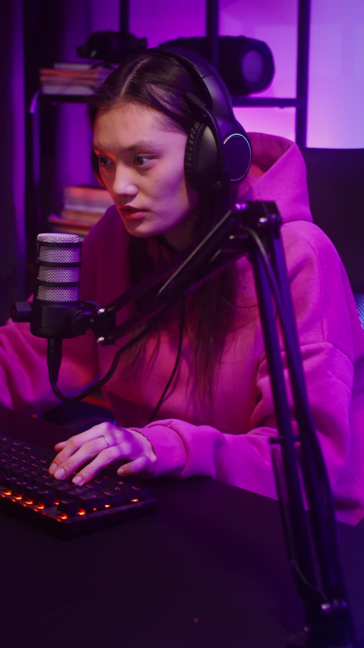 mujer transmitiendo un videojuego