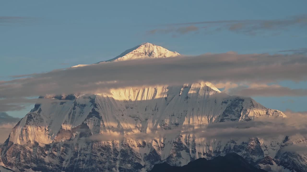montañas cubiertas de nieve cerca en nepal, gran cumbre alta y cima de la montaña en las montañas annapurna en el himalaya, cubierta de nieve pico de montaña de invierno nevado en un hermoso paisaje