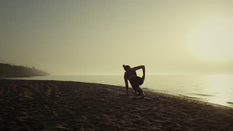 Mujer-De-Yoga-Haciendo-Pose-De-Tabla-Levantando-La-Mano.-Niña-Estirándose-En-La-Costa-De-Arena