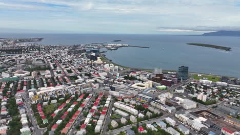 Drohnenaufnahme,-Flug-über-Reykjavik,-Island