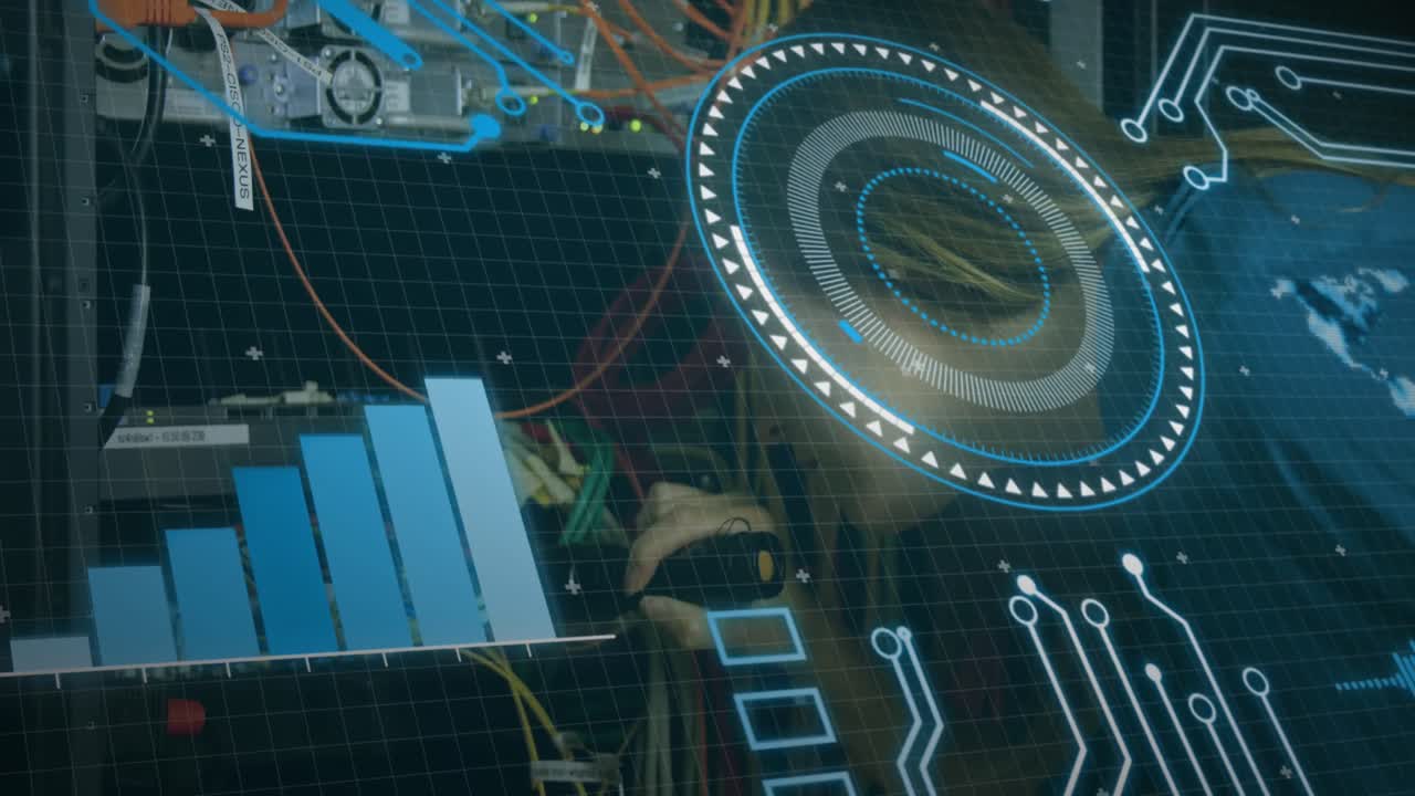 animación de la interfaz digital y el procesamiento de datos sobre una trabajadora de la sala de servidores caucásica