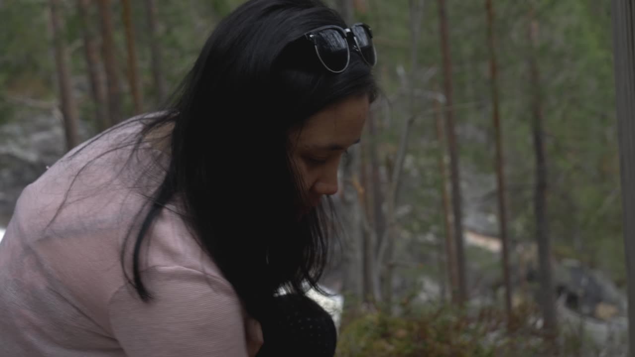 la chica está haciendo algo en el suelo