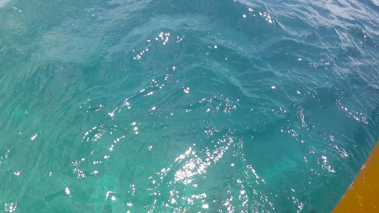 목가적인 외딴 열대 섬의 멋진 청록색 바닷물 속으로 숨을 참으며 잠수하고 시야에서 사라지는 프리 다이버