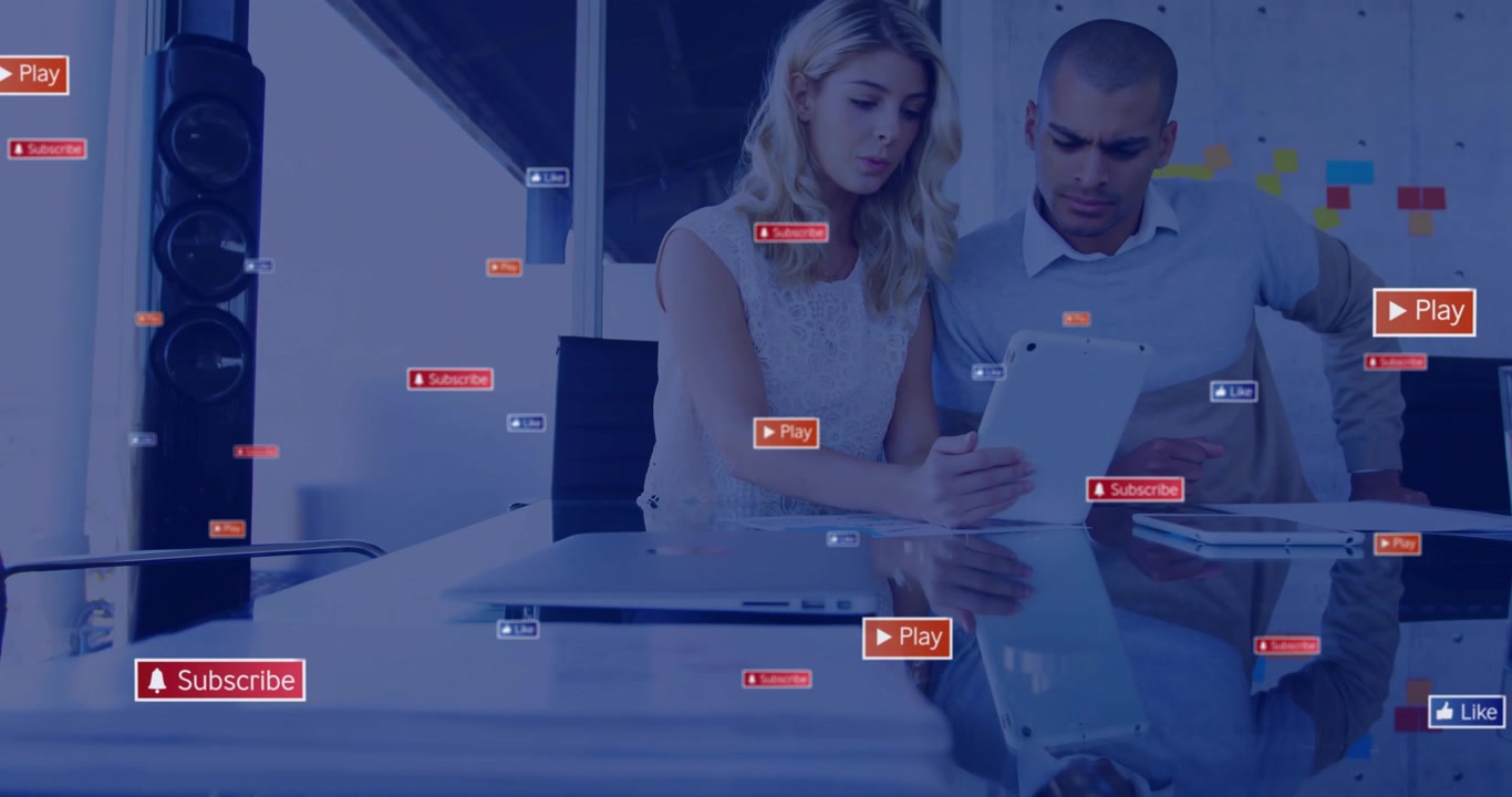 Animazione di notifiche social su colleghi diversi che usano un tablet in un ufficio informale.